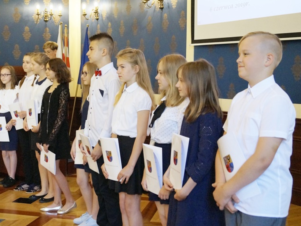 Najzdolniejsi młodzi głogowianie dostali stypendia za wyniki w nauce, ale nie tylko