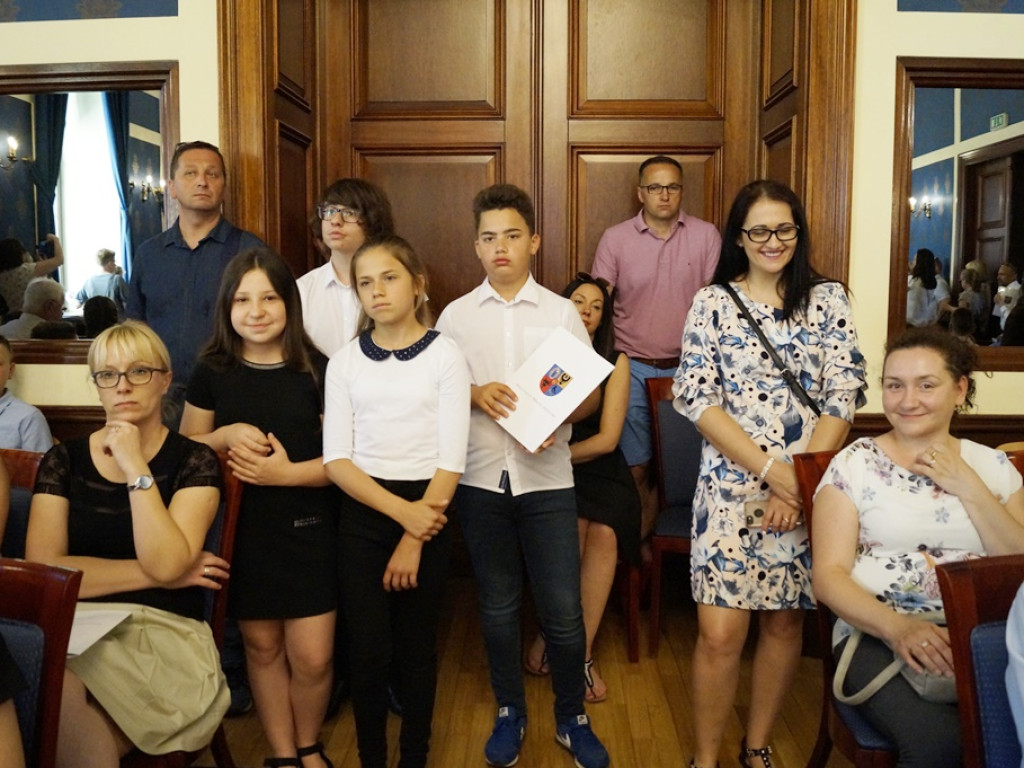 Najzdolniejsi młodzi głogowianie dostali stypendia za wyniki w nauce, ale nie tylko