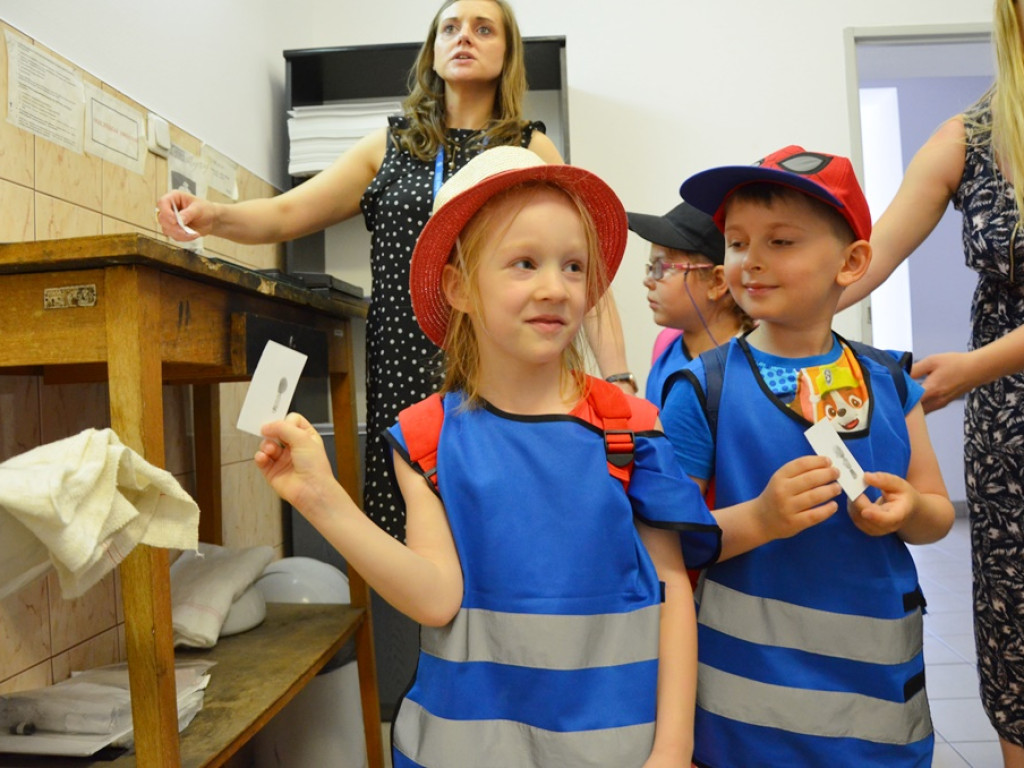 Dzień Dziecka w głogowskiej komendzie. Policjantów odwiedziły przedszkolaki