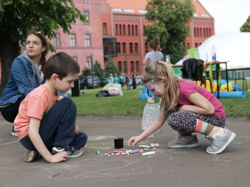 Studentki zorganizowały dla maluchów atrakcje z okazji Dnia Dziecka