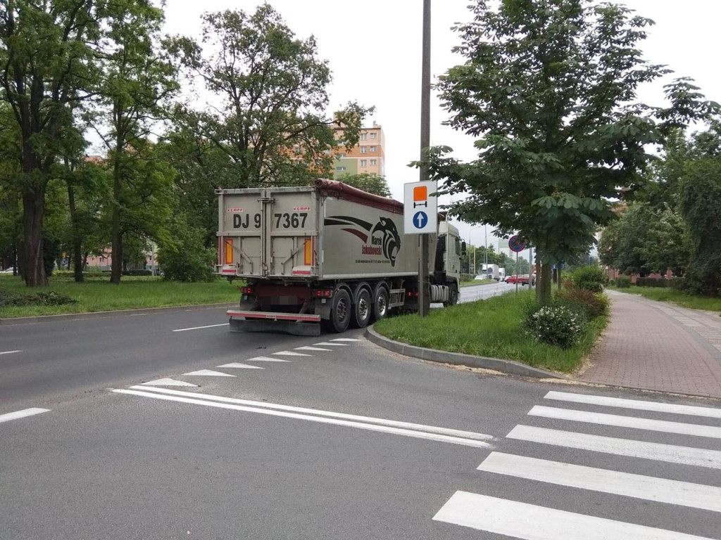 Uciekała przed ciężarówką i zaliczyła pobocze. Uderzyła w drogowy znak