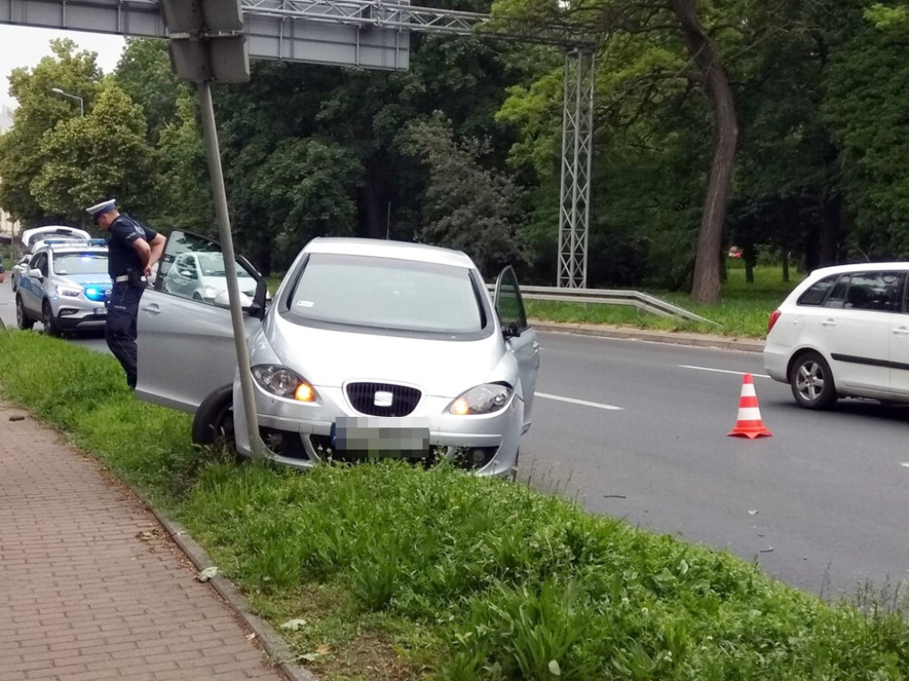 Uciekała przed ciężarówką i zaliczyła pobocze. Uderzyła w drogowy znak