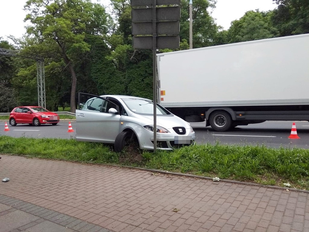 Uciekała przed ciężarówką i zaliczyła pobocze. Uderzyła w drogowy znak