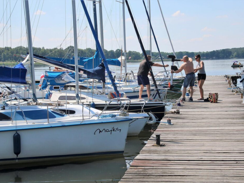 A może by tak weekend w Sławie? Plaża i jezioro tętnią już życiem