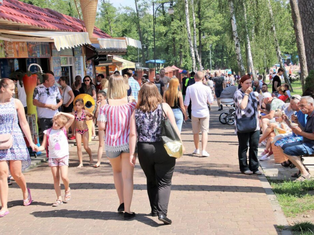 A może by tak weekend w Sławie? Plaża i jezioro tętnią już życiem