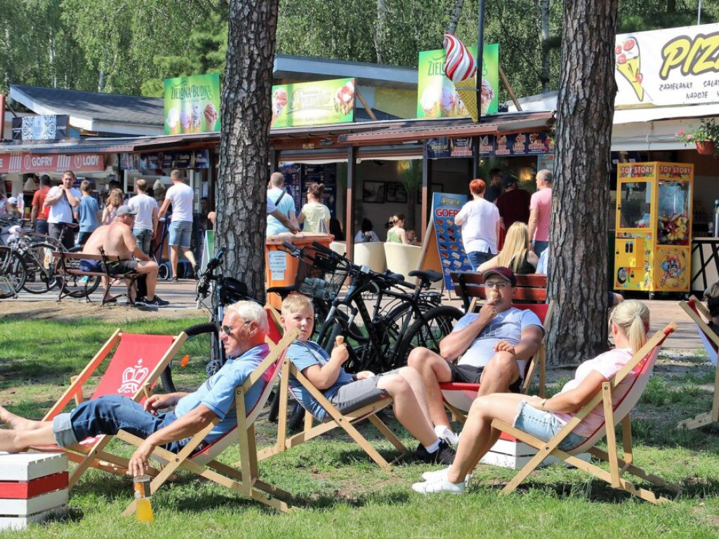 A może by tak weekend w Sławie? Plaża i jezioro tętnią już życiem