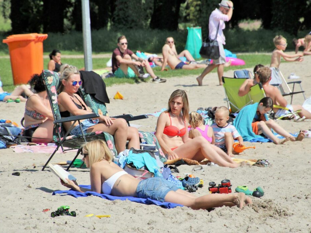 A może by tak weekend w Sławie? Plaża i jezioro tętnią już życiem