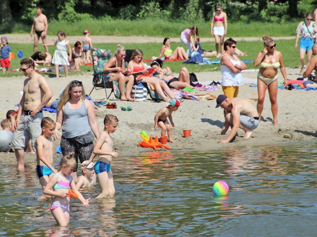 A może by tak weekend w Sławie? Plaża i jezioro tętnią już życiem
