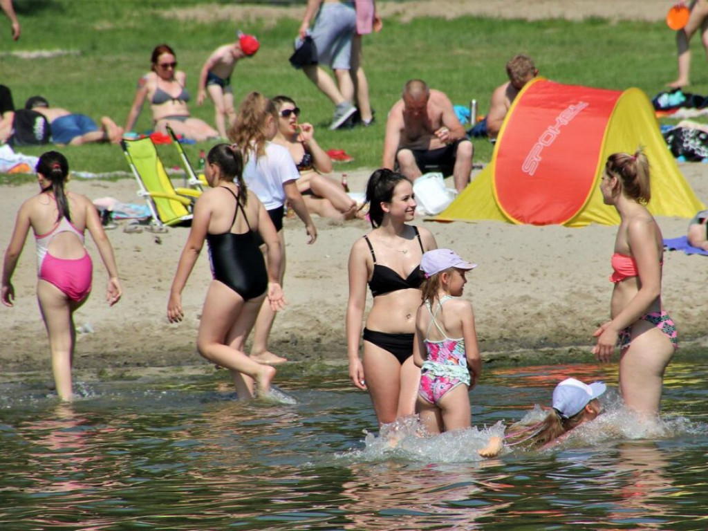 A może by tak weekend w Sławie? Plaża i jezioro tętnią już życiem