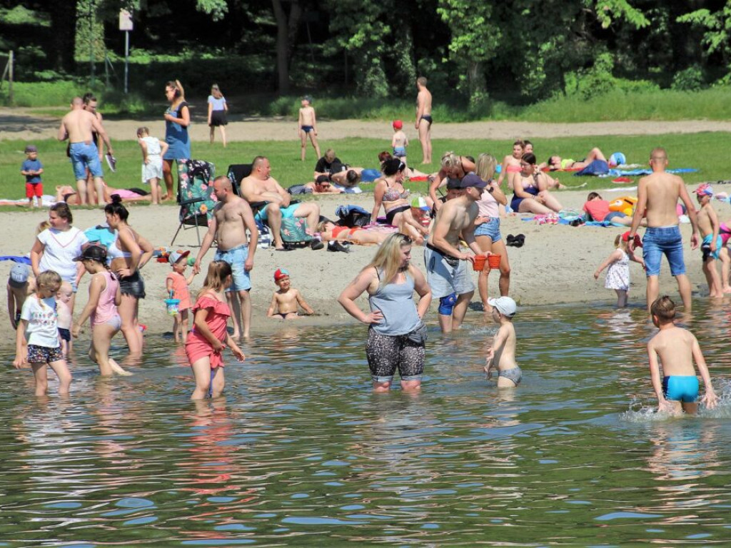 A może by tak weekend w Sławie? Plaża i jezioro tętnią już życiem