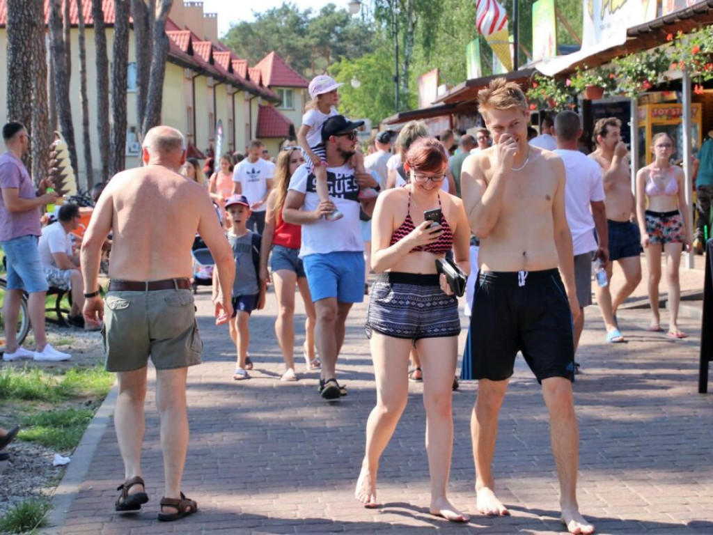 A może by tak weekend w Sławie? Plaża i jezioro tętnią już życiem