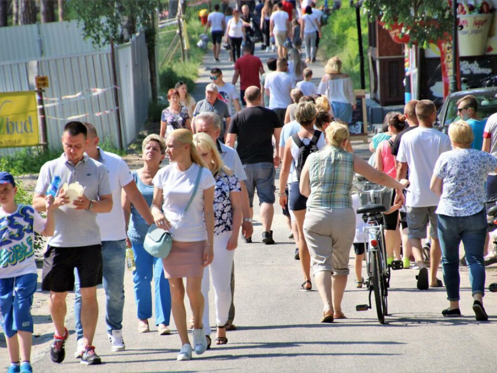 A może by tak weekend w Sławie? Plaża i jezioro tętnią już życiem