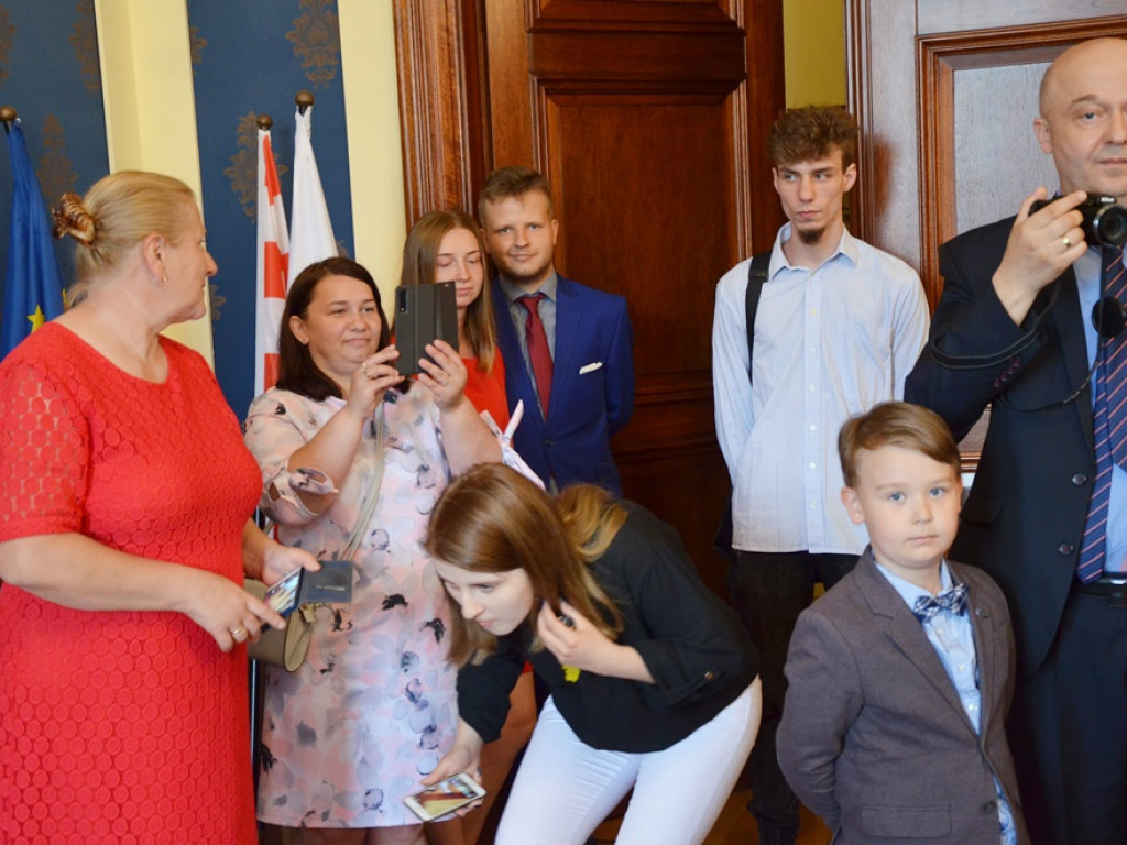 Jak trafi swój na swego, to trzeba kuć żelazo póki gorące... Złote gody w ratuszu