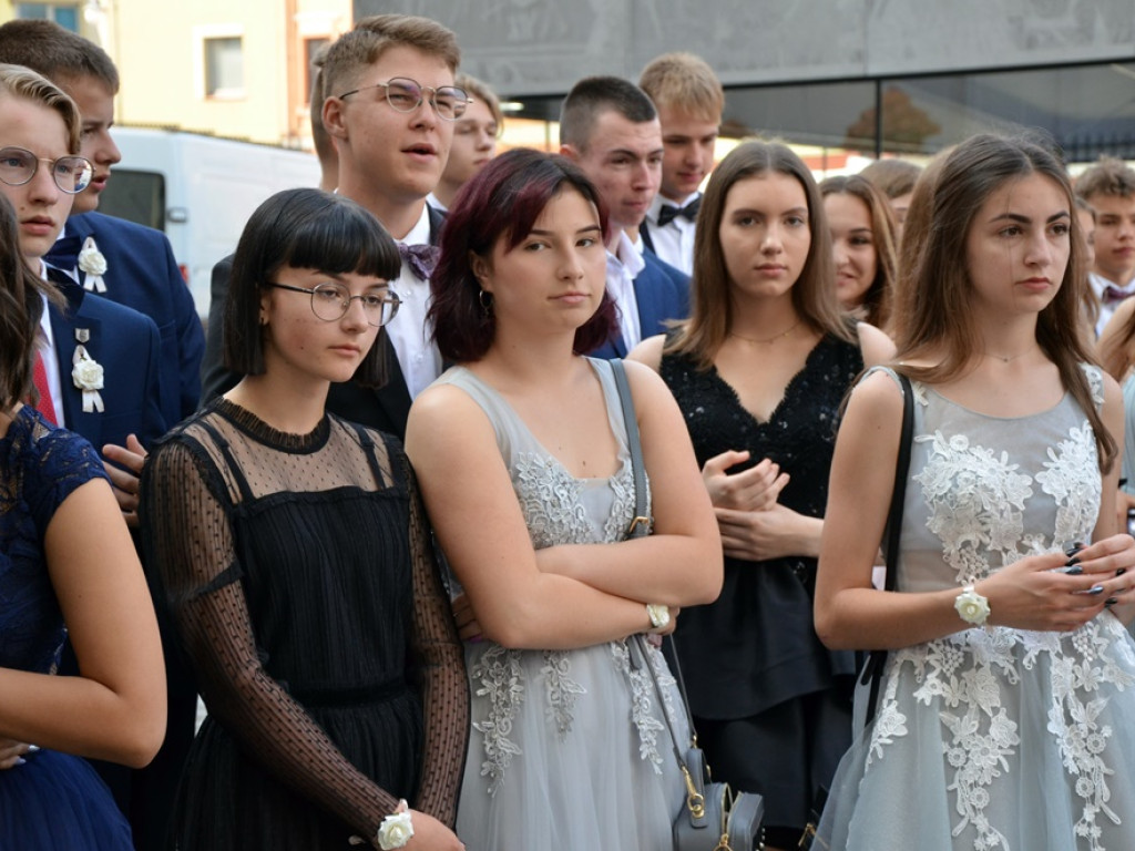 Poloneza czas zacząć! Absolwenci gimnazjum zawładnęli głogowskim rynkiem