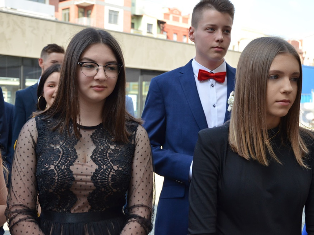 Poloneza czas zacząć! Absolwenci gimnazjum zawładnęli głogowskim rynkiem