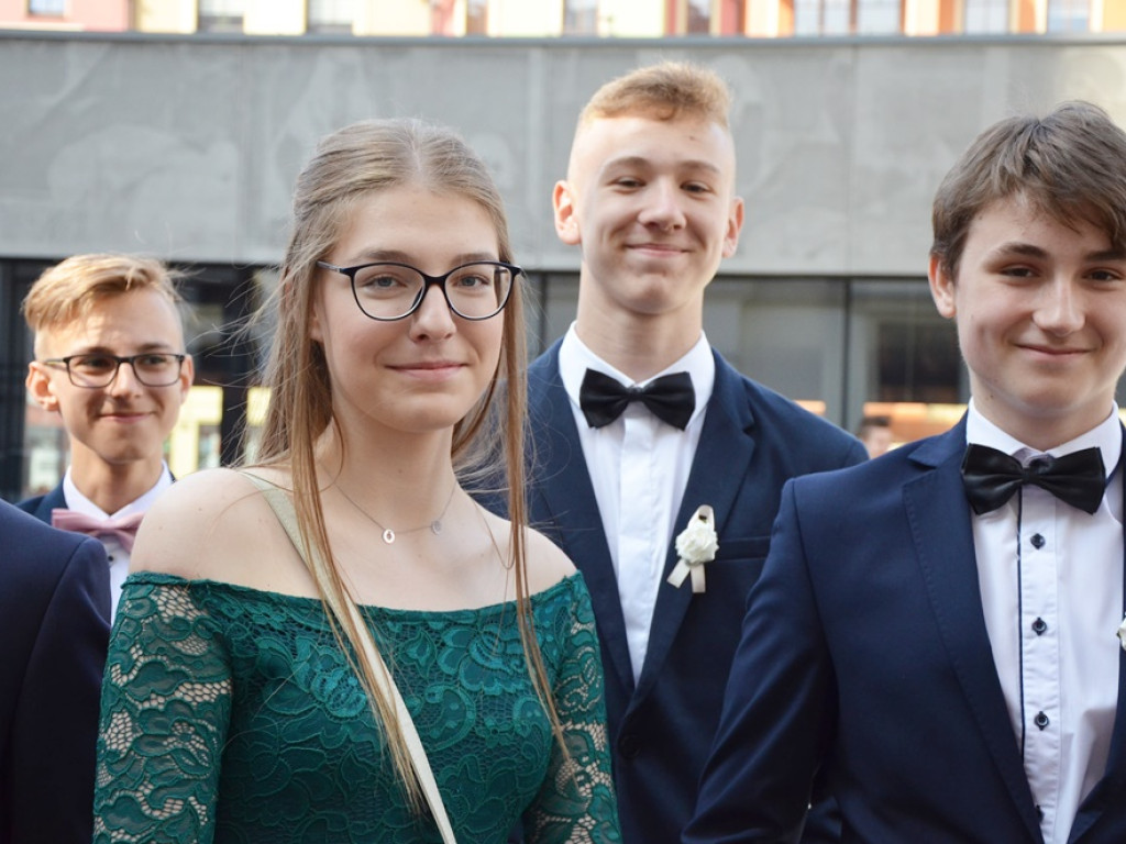 Poloneza czas zacząć! Absolwenci gimnazjum zawładnęli głogowskim rynkiem