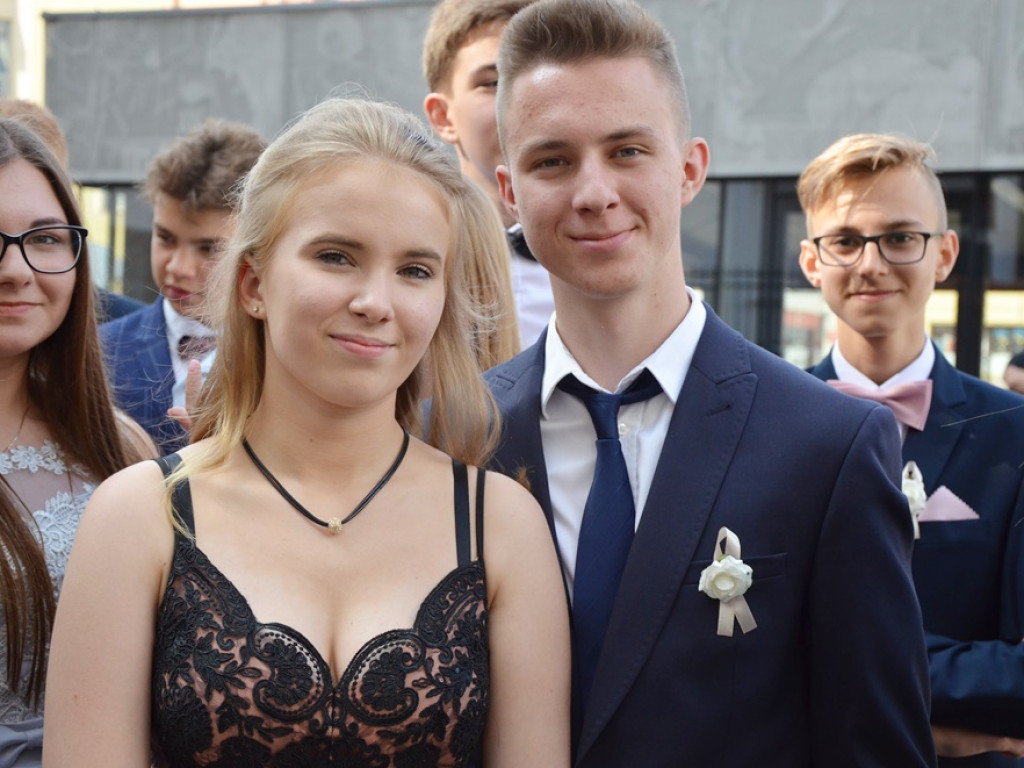 Poloneza czas zacząć! Absolwenci gimnazjum zawładnęli głogowskim rynkiem