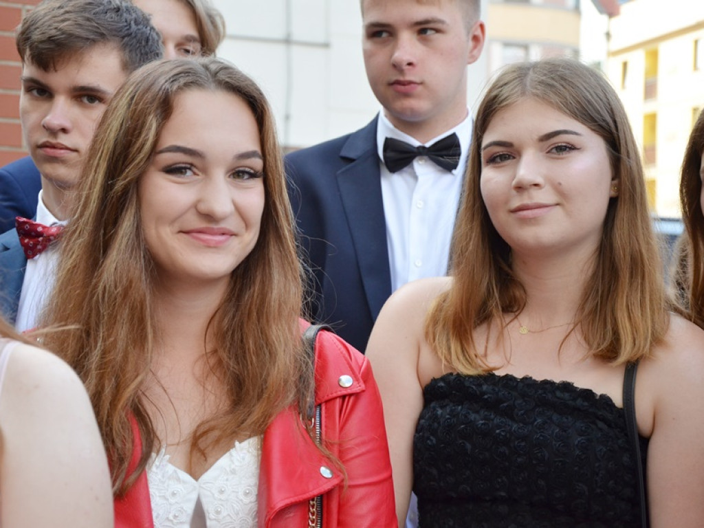 Poloneza czas zacząć! Absolwenci gimnazjum zawładnęli głogowskim rynkiem