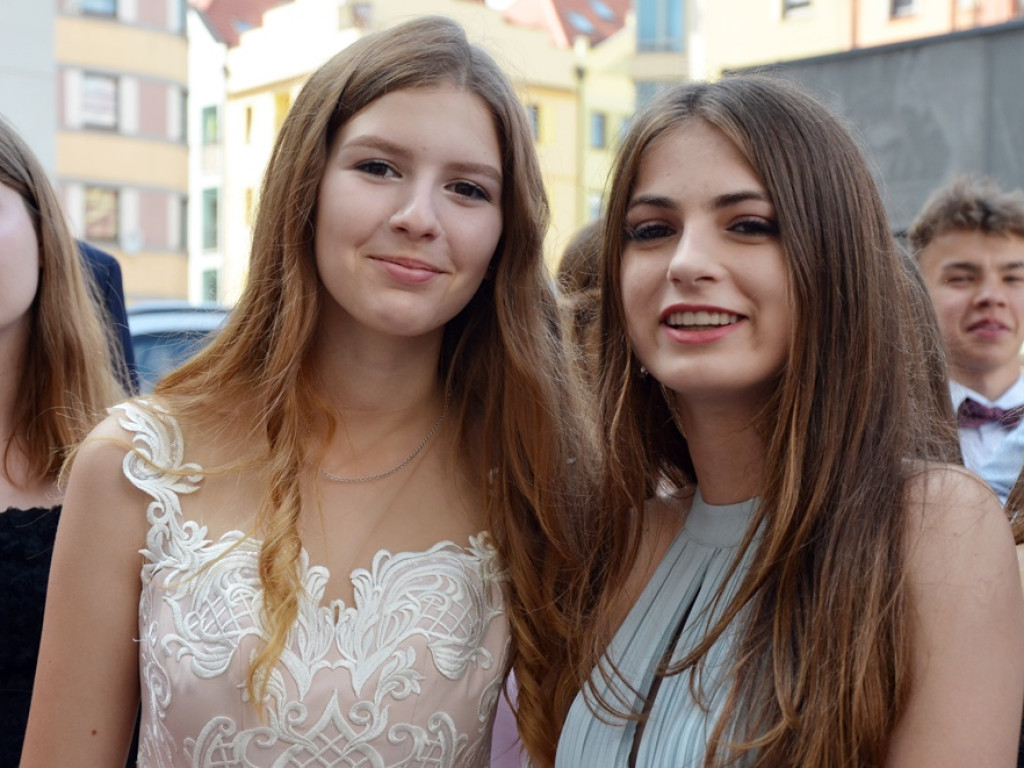 Poloneza czas zacząć! Absolwenci gimnazjum zawładnęli głogowskim rynkiem