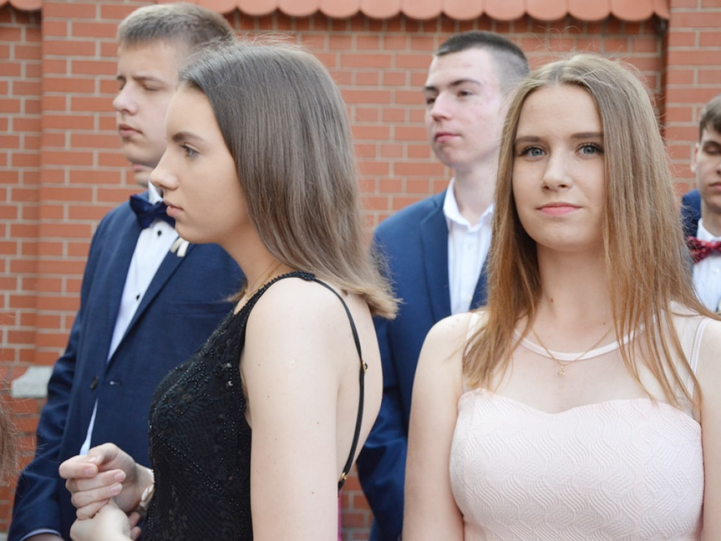 Poloneza czas zacząć! Absolwenci gimnazjum zawładnęli głogowskim rynkiem