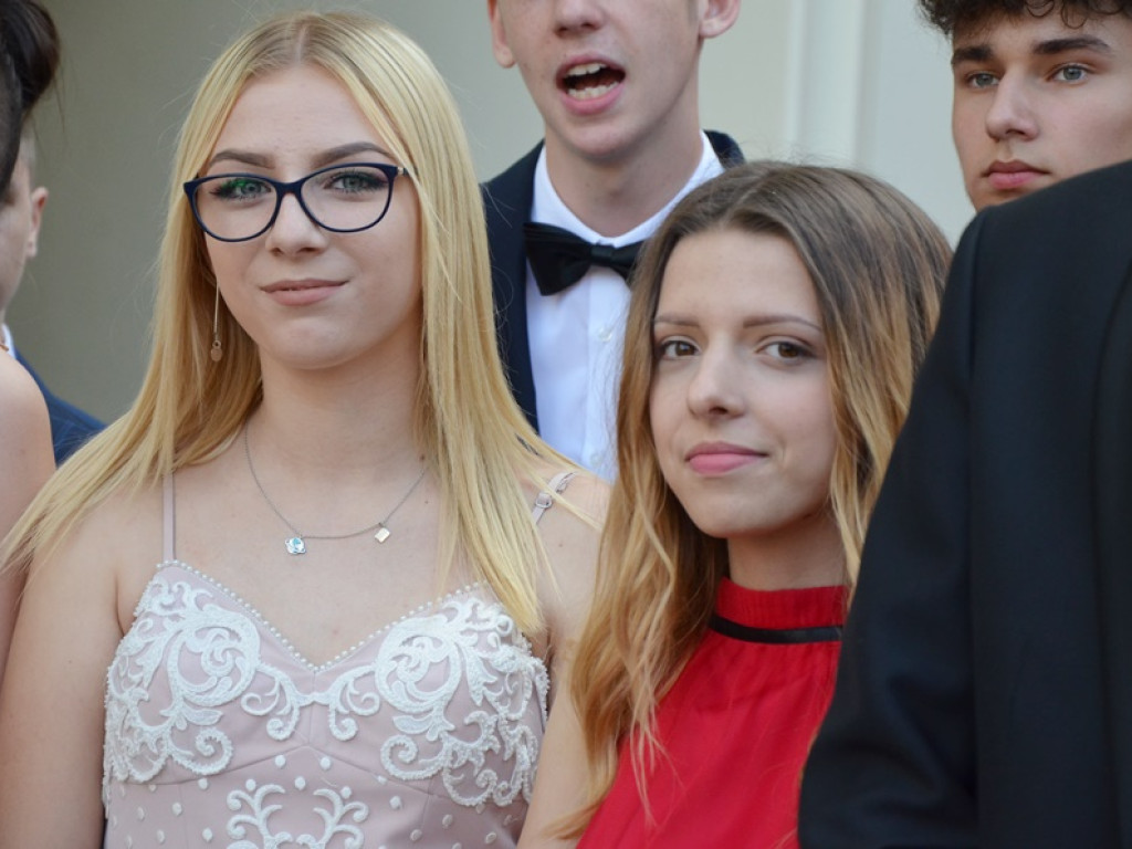 Poloneza czas zacząć! Absolwenci gimnazjum zawładnęli głogowskim rynkiem