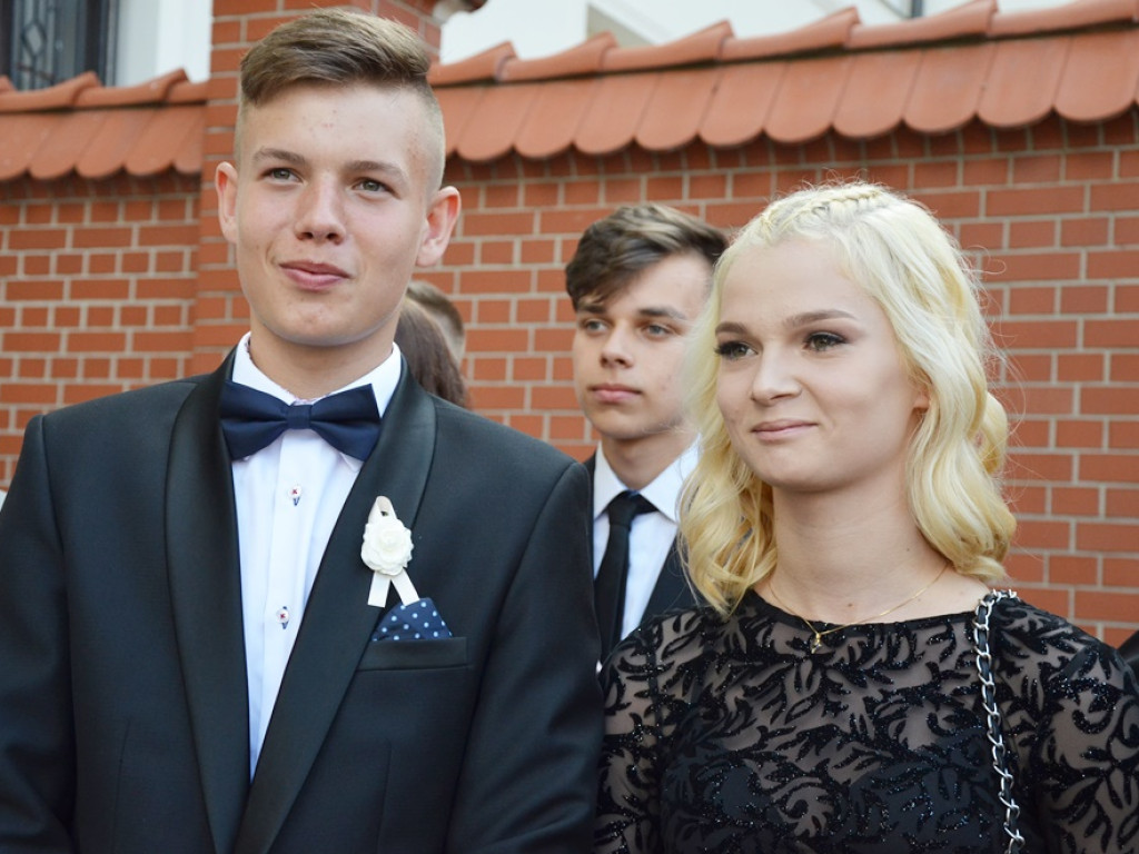 Poloneza czas zacząć! Absolwenci gimnazjum zawładnęli głogowskim rynkiem