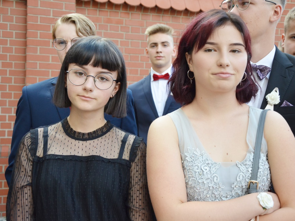 Poloneza czas zacząć! Absolwenci gimnazjum zawładnęli głogowskim rynkiem