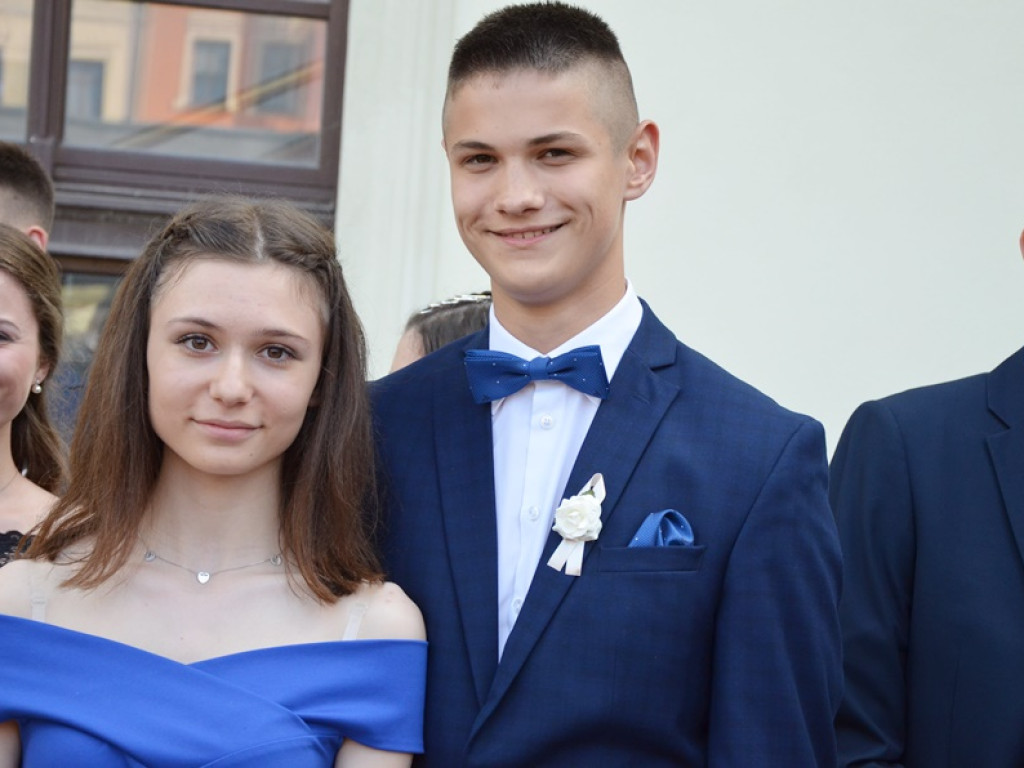 Poloneza czas zacząć! Absolwenci gimnazjum zawładnęli głogowskim rynkiem
