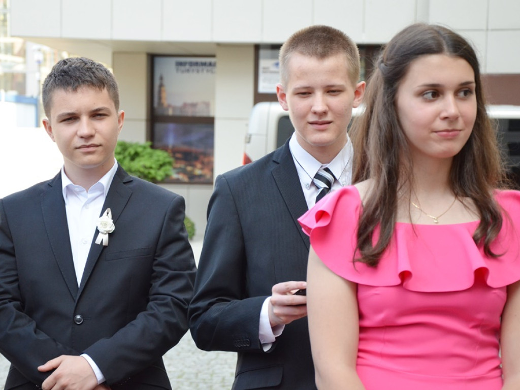 Poloneza czas zacząć! Absolwenci gimnazjum zawładnęli głogowskim rynkiem