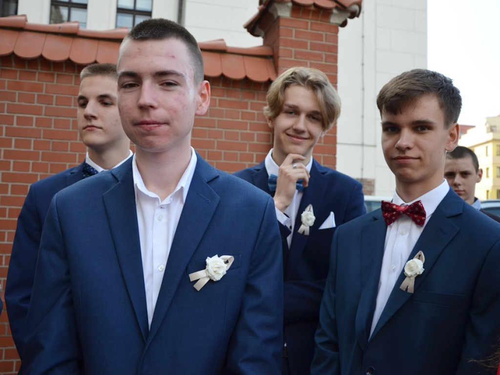 Poloneza czas zacząć! Absolwenci gimnazjum zawładnęli głogowskim rynkiem