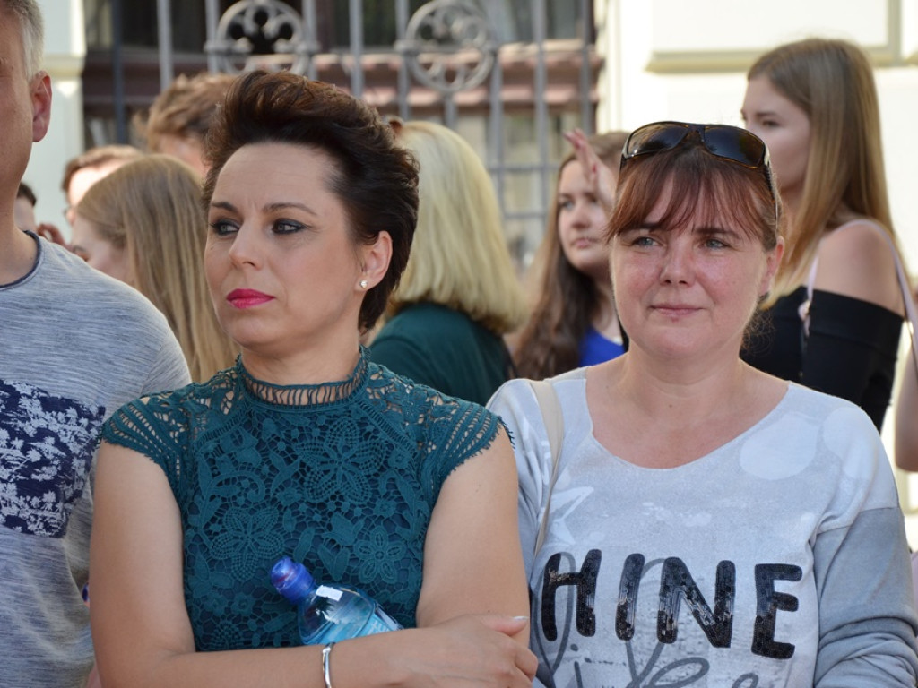 Poloneza czas zacząć! Absolwenci gimnazjum zawładnęli głogowskim rynkiem