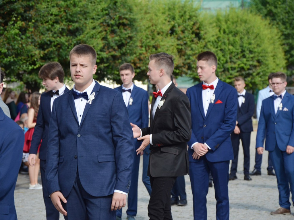Poloneza czas zacząć! Absolwenci gimnazjum zawładnęli głogowskim rynkiem