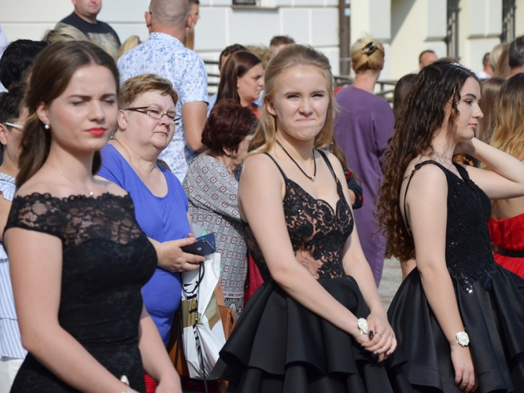 Poloneza czas zacząć! Absolwenci gimnazjum zawładnęli głogowskim rynkiem