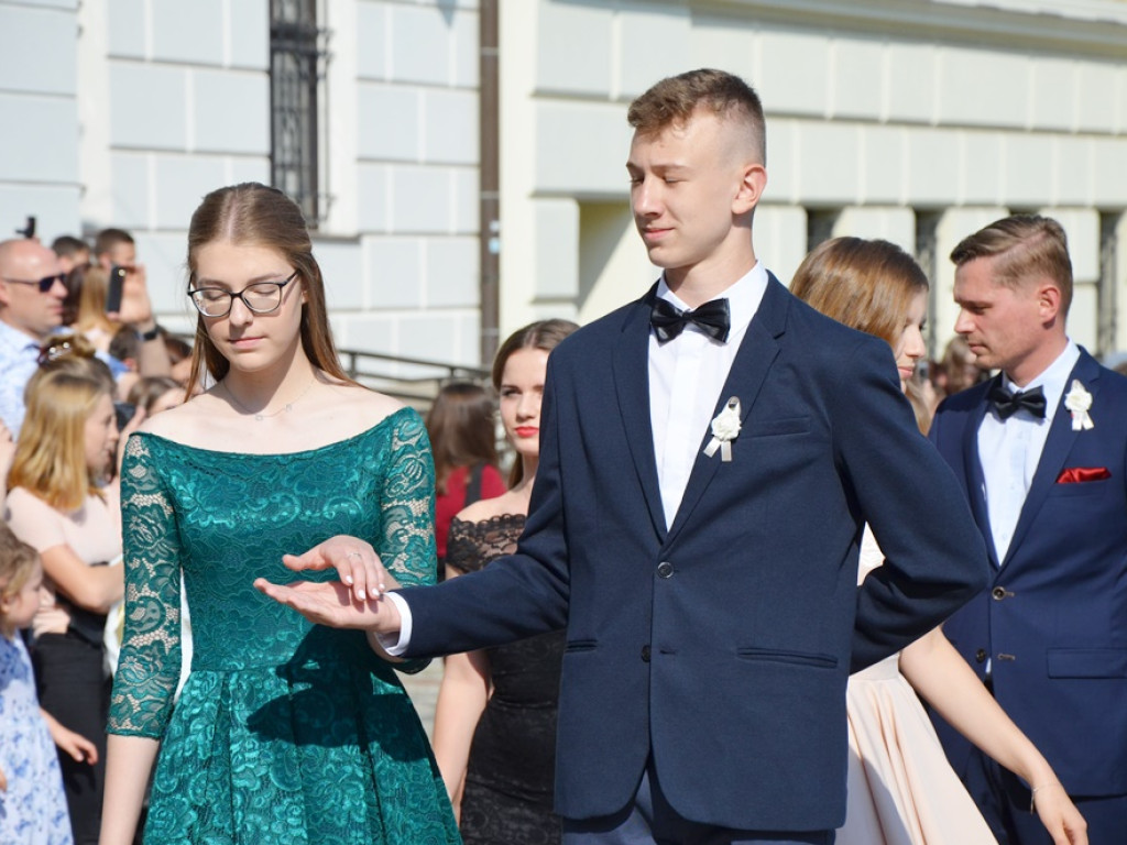 Poloneza czas zacząć! Absolwenci gimnazjum zawładnęli głogowskim rynkiem