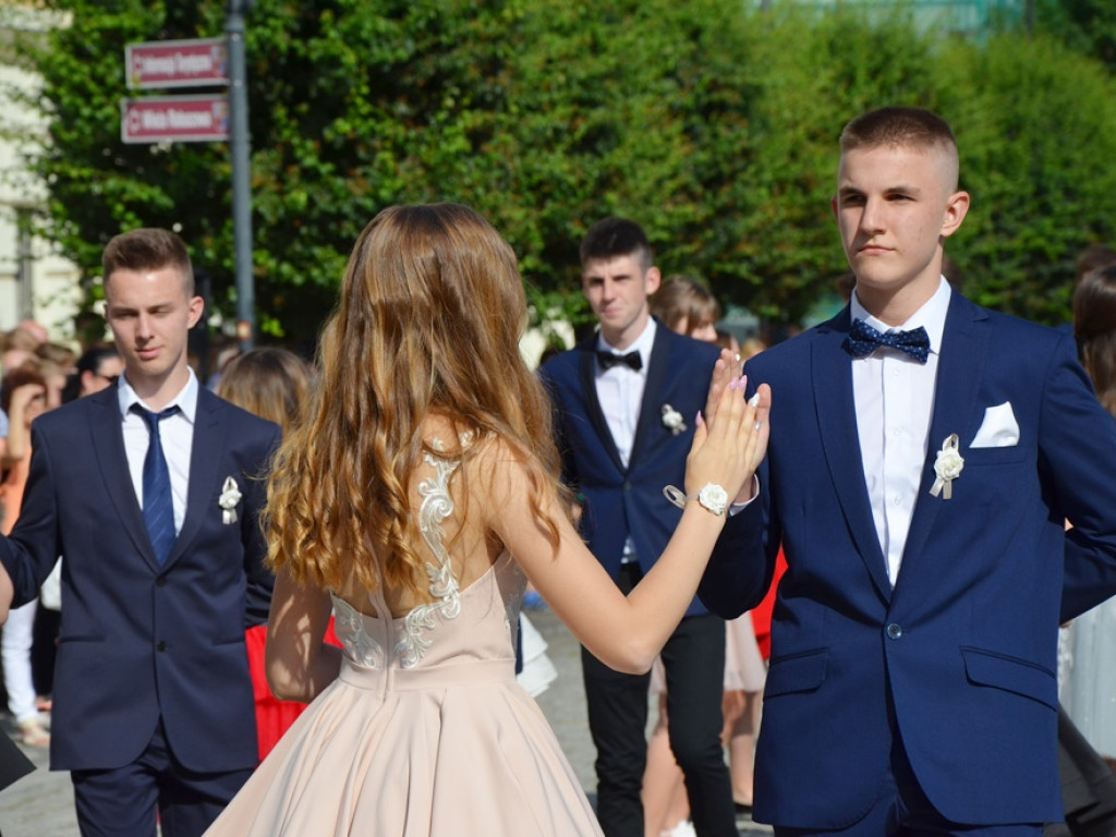 Poloneza czas zacząć! Absolwenci gimnazjum zawładnęli głogowskim rynkiem