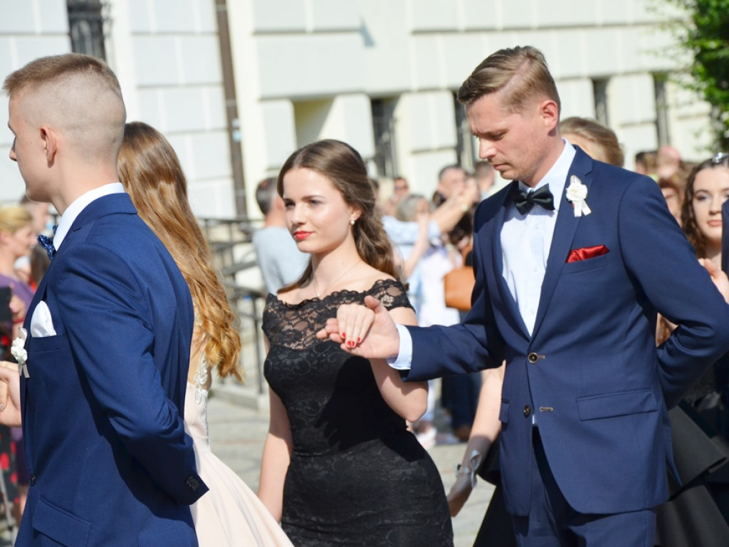 Poloneza czas zacząć! Absolwenci gimnazjum zawładnęli głogowskim rynkiem