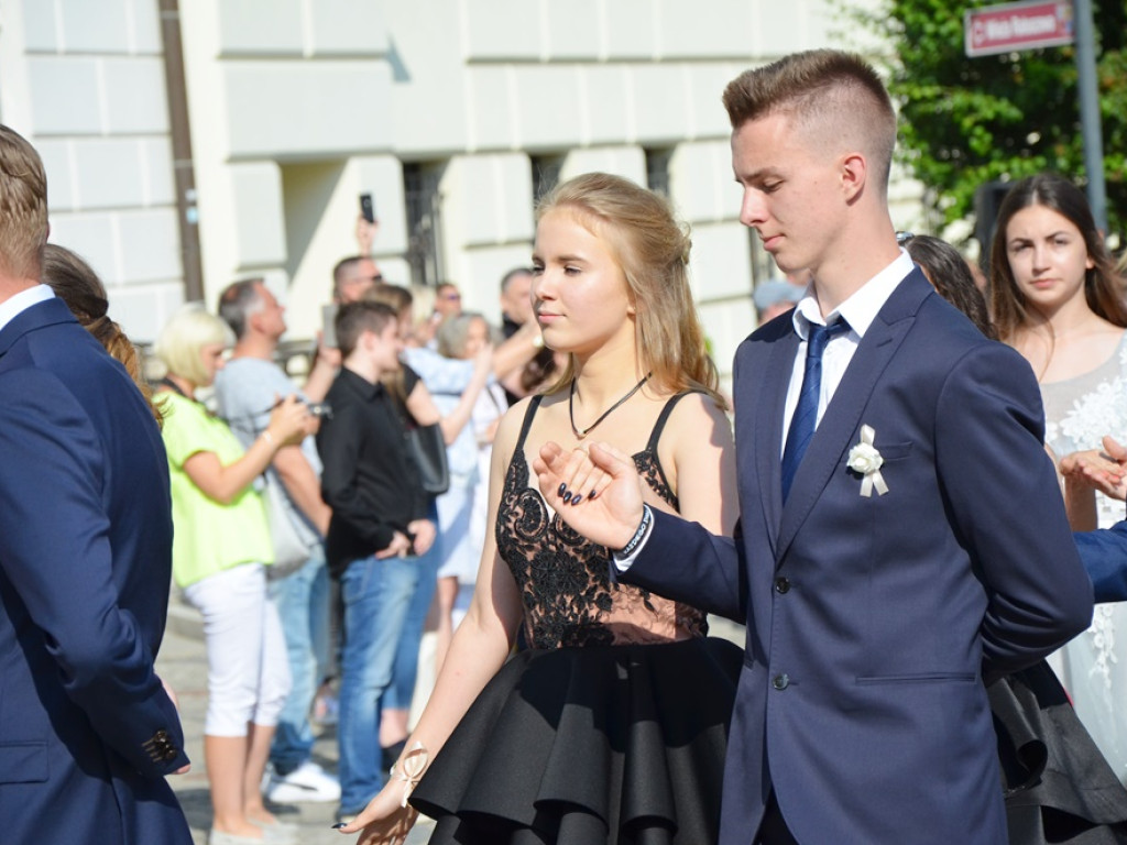 Poloneza czas zacząć! Absolwenci gimnazjum zawładnęli głogowskim rynkiem