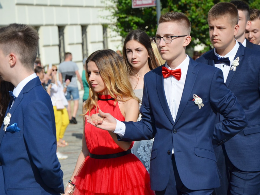 Poloneza czas zacząć! Absolwenci gimnazjum zawładnęli głogowskim rynkiem
