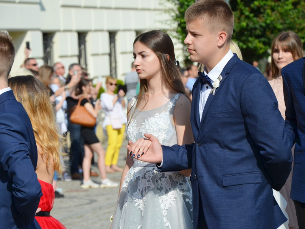 Poloneza czas zacząć! Absolwenci gimnazjum zawładnęli głogowskim rynkiem