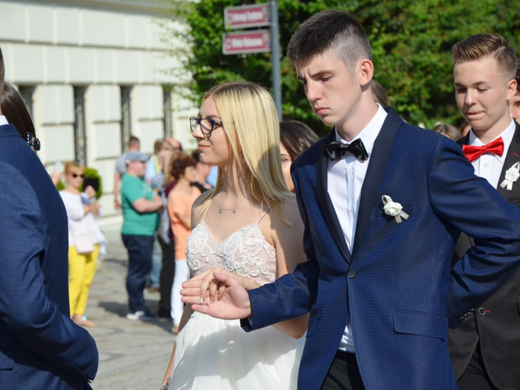 Poloneza czas zacząć! Absolwenci gimnazjum zawładnęli głogowskim rynkiem