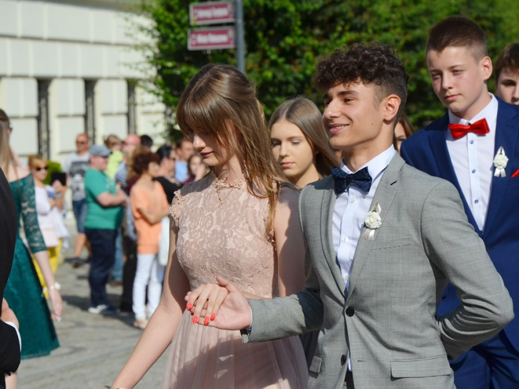 Poloneza czas zacząć! Absolwenci gimnazjum zawładnęli głogowskim rynkiem