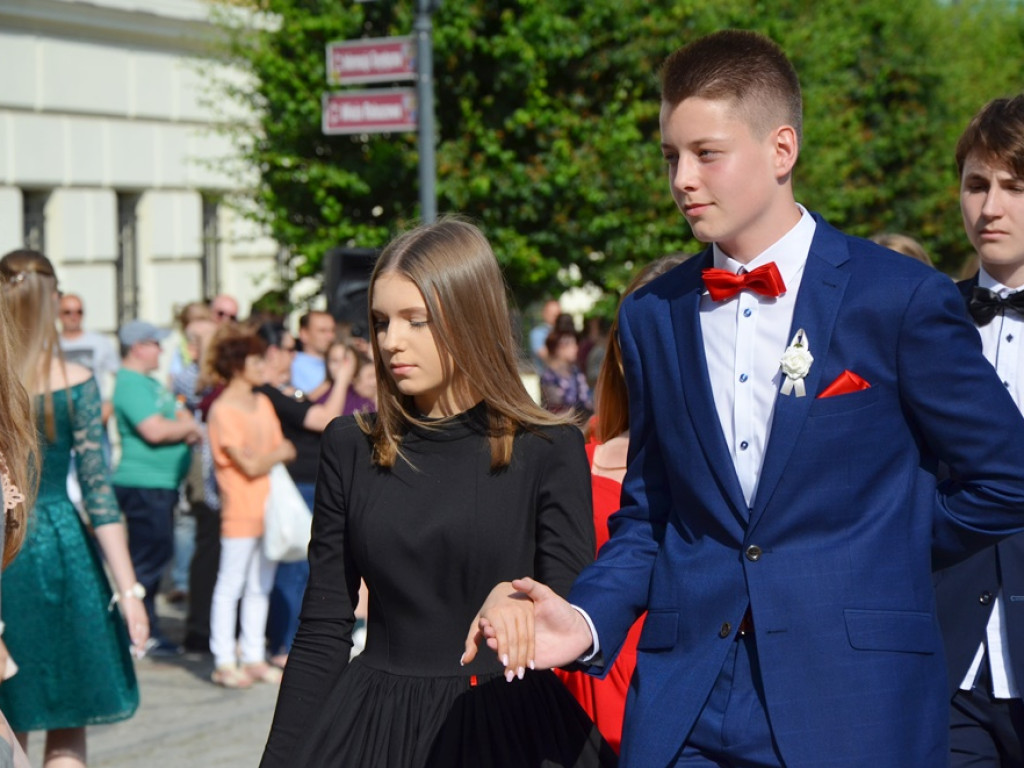 Poloneza czas zacząć! Absolwenci gimnazjum zawładnęli głogowskim rynkiem