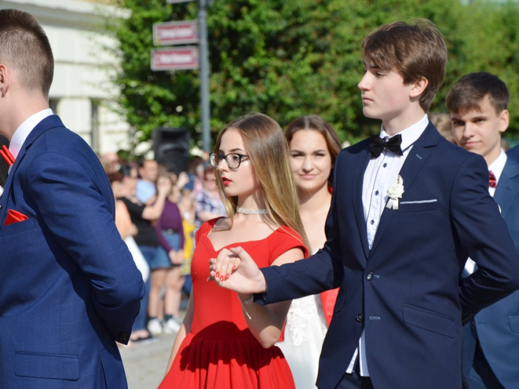 Poloneza czas zacząć! Absolwenci gimnazjum zawładnęli głogowskim rynkiem