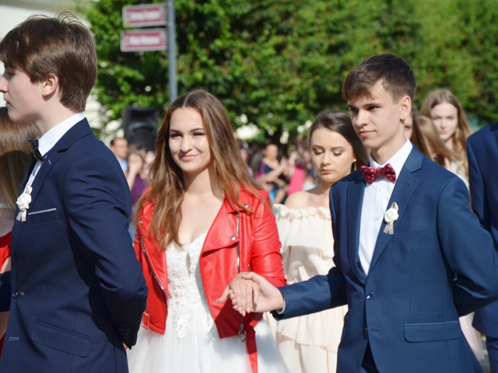 Poloneza czas zacząć! Absolwenci gimnazjum zawładnęli głogowskim rynkiem
