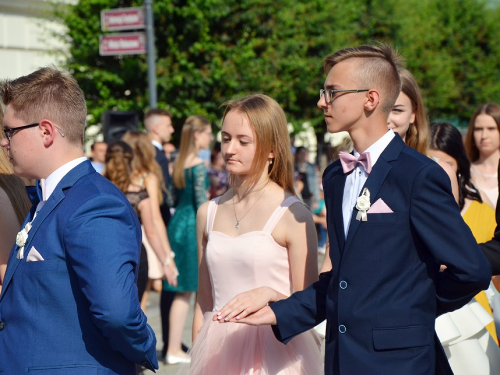 Poloneza czas zacząć! Absolwenci gimnazjum zawładnęli głogowskim rynkiem