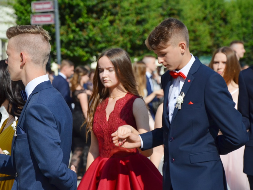 Poloneza czas zacząć! Absolwenci gimnazjum zawładnęli głogowskim rynkiem