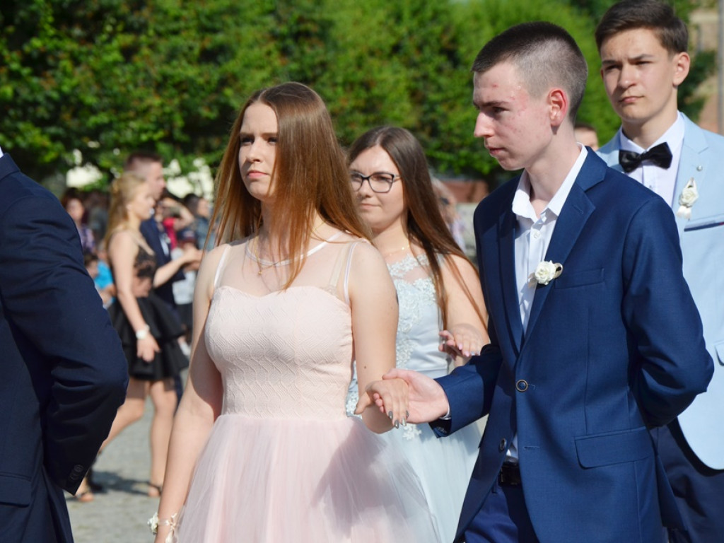 Poloneza czas zacząć! Absolwenci gimnazjum zawładnęli głogowskim rynkiem