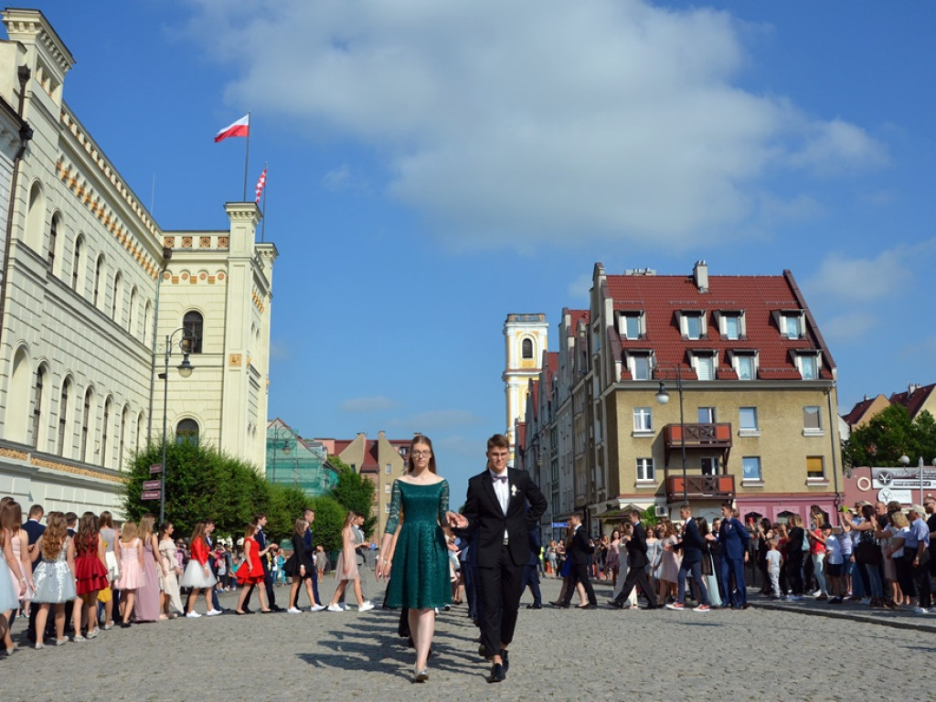 Poloneza czas zacząć! Absolwenci gimnazjum zawładnęli głogowskim rynkiem
