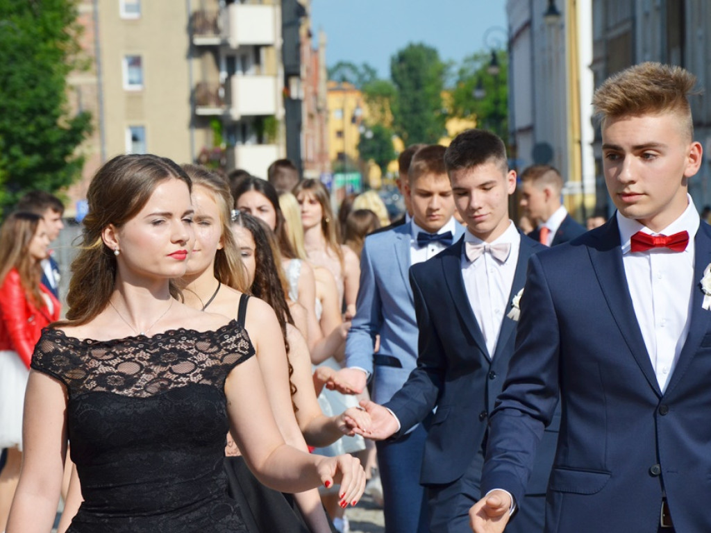 Poloneza czas zacząć! Absolwenci gimnazjum zawładnęli głogowskim rynkiem