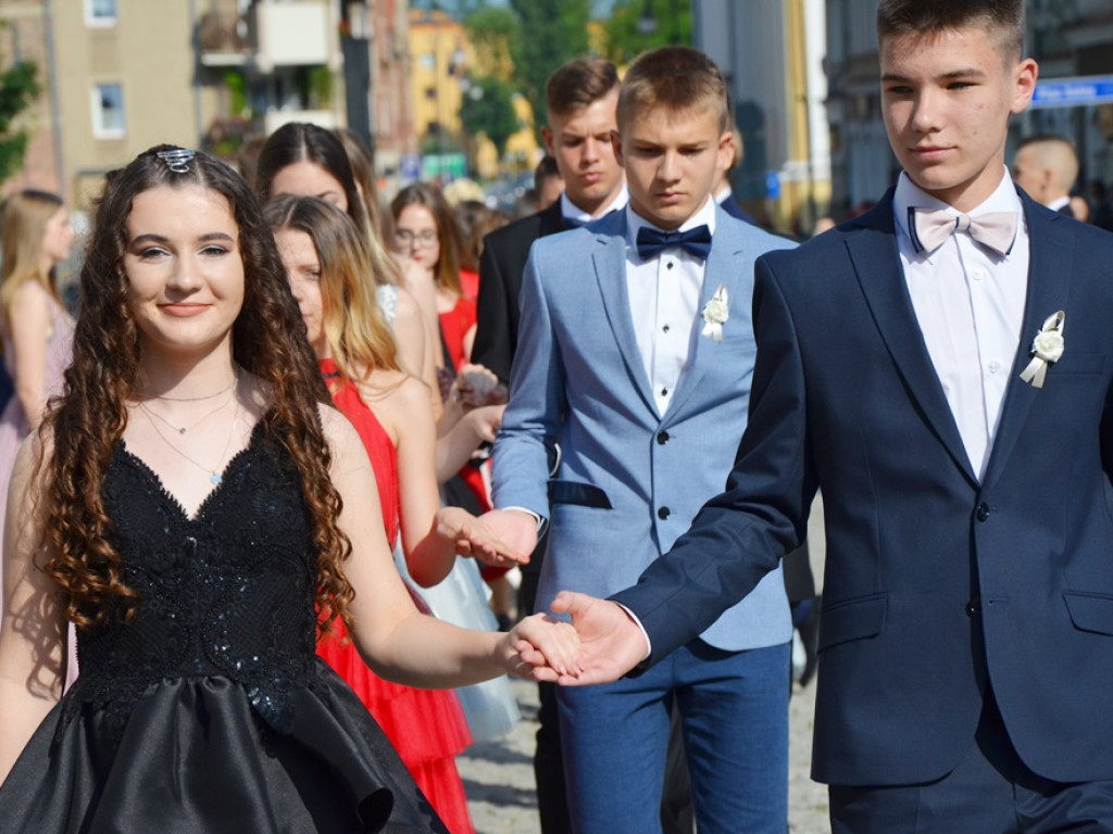 Poloneza czas zacząć! Absolwenci gimnazjum zawładnęli głogowskim rynkiem